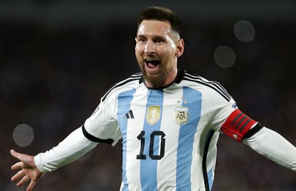 Lionel Messi scores free kick to lead Argentina to 1-0 vs. Ecuador