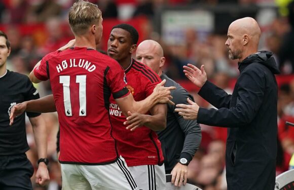 'Moronic' United supporters WRONG to boo Ten Hag for subbing Hojlund