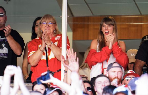 Taylor Swift turns out to see Travis Kelce, Chiefs play Bears in Kansas City