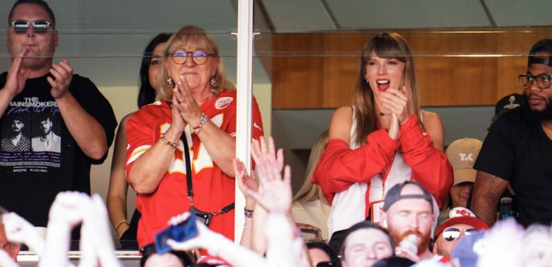 Taylor Swift turns out to see Travis Kelce, Chiefs play Bears in Kansas City