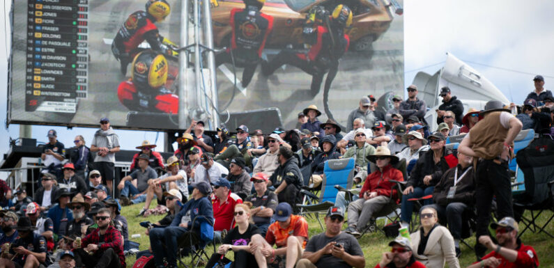 Curry, cheap caravans and buried beers: Bathurst 1000 endures for diehard fans