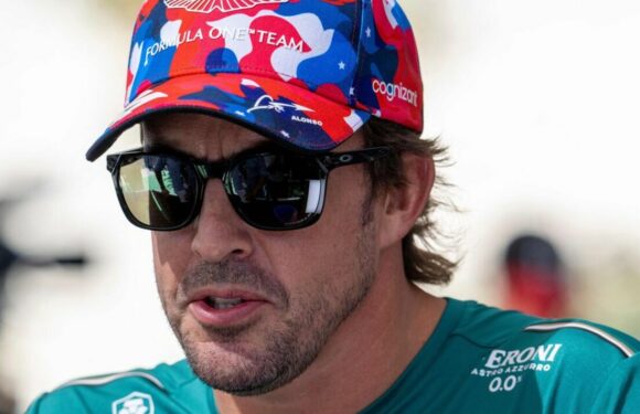 Fernando Alonso uses Lewis Hamilton and George Russell to defend Aston Martin