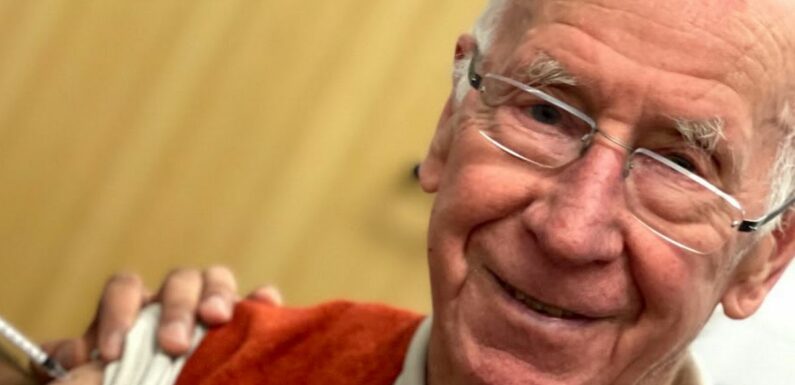 Final photo of Sir Bobby Charlton shows Man Utd legend smiling at doctors