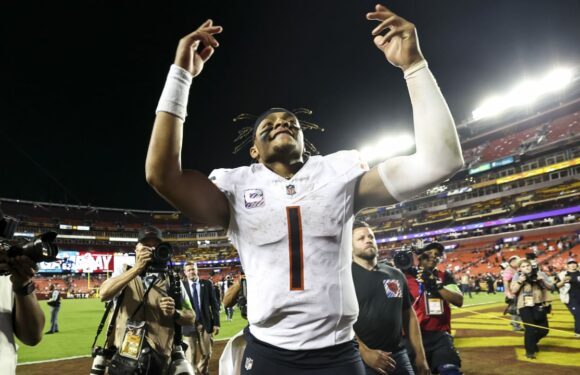 Justin Fields, Bears snap 14-game losing streak: 'I'm proud of everybody in the building'