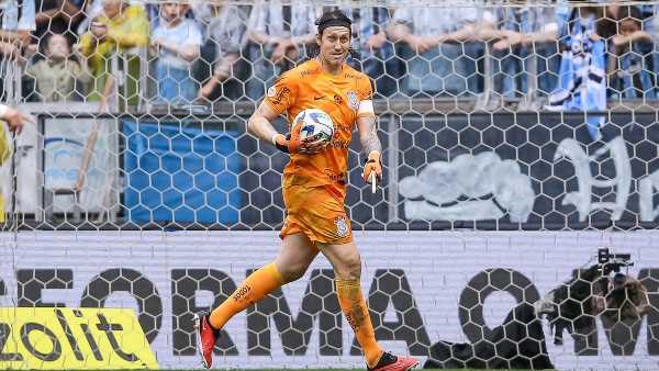 Corinthians goalkeeper makes no attempt to save free-kick