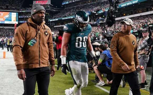 Eagles TE Dallas Goedert suffers fractured forearm, expected to have surgery and miss around four weeks 