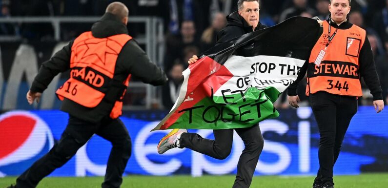 Man United's Copenhagen game stopped due to Palestine flag runner