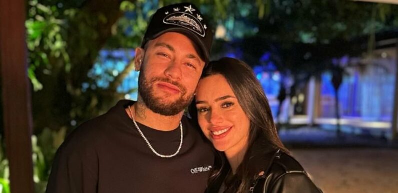 Neymar 'splits from girlfriend amid sex contract claims'