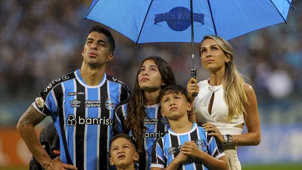 Luis Suarez and his family wave goodbye to Gremio fans after last game