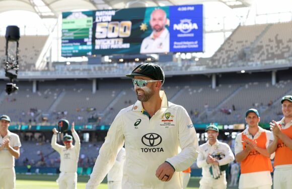 Nathan Lyon takes 500th Test wicket in Australia win over Pakistan